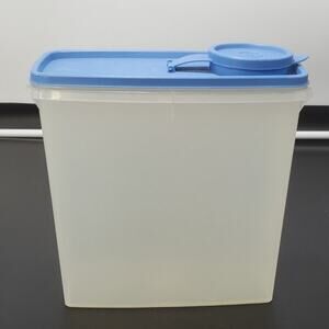 Vintage Tupperware cereal keeper w/blue lid, round flip-top spout